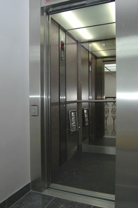 Miroirs et verre laqué pour ascenseurs.