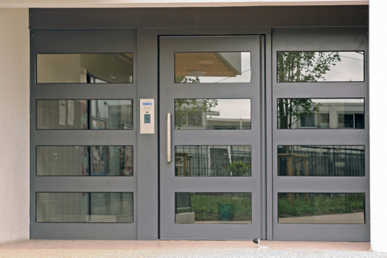 Porte d'entrée d'immeuble et boîte aux lettres .